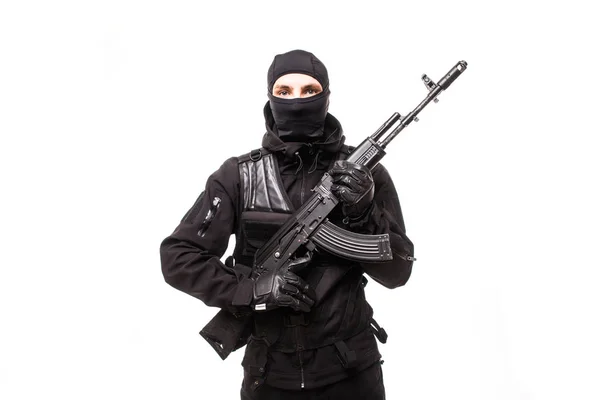 Retrato de bandido peligroso en negro con pasamontañas y pistola en la mano —  Fotos de Stock