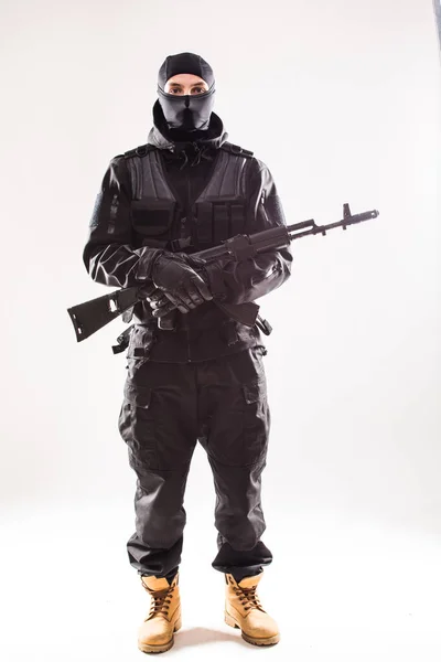 Soldat des forces spéciales tenant mitrailleuse sur fond blanc — Photo