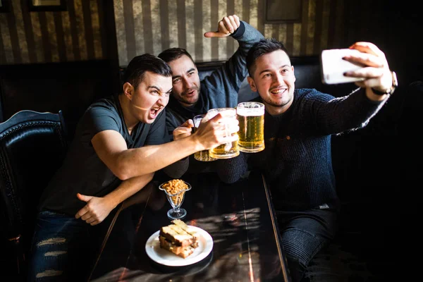 Gärna manliga vänner tar selfie och dricka öl på bar eller pub — Stockfoto