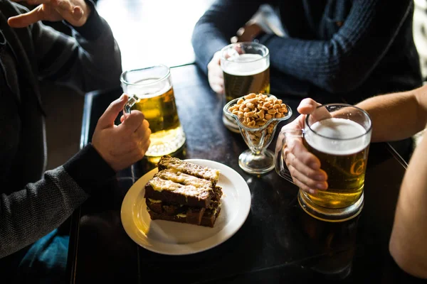 Närbild av manliga händer spottar ölglas på bar eller pub — Stockfoto