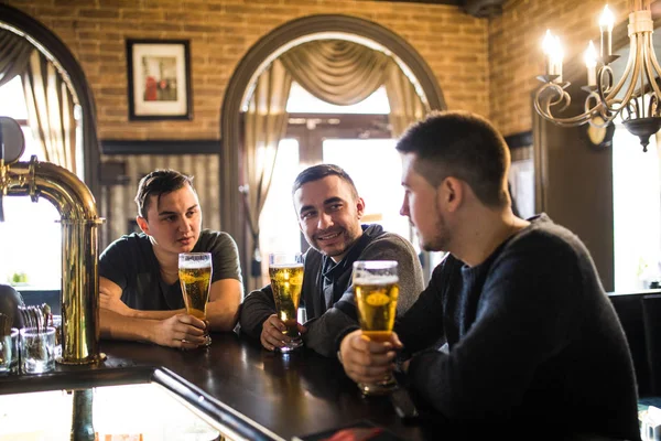 Glada gamla vänner att ha kul och dricka fatöl på bardisk i pub. Vänner träffas — Stockfoto
