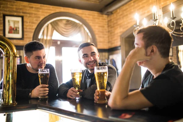 Glada gamla vänner att ha kul och dricka fatöl på bardisk i pub. Vänner träffas — Stockfoto