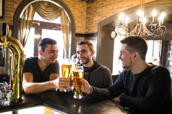 Glada gamla vänner att ha kul och dricka fatöl på bardisk i pub. Vänner träffas — Stockfoto