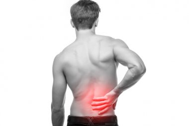 Acı sırtını sürtünme genç adam vücut yakın çekim. Ağrı kesici, chiropractic kavramı