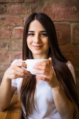 Genç güzel kadın içme çay kahve dükkanında portresi