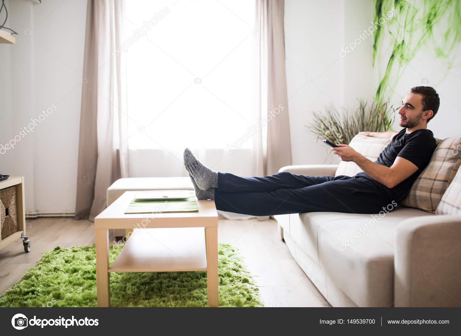 спокойствие в офисе. управляет человечеством на столе фильм название. диван с людьми сбоку. спорщики модао. человек бежит по лестнице вверх.