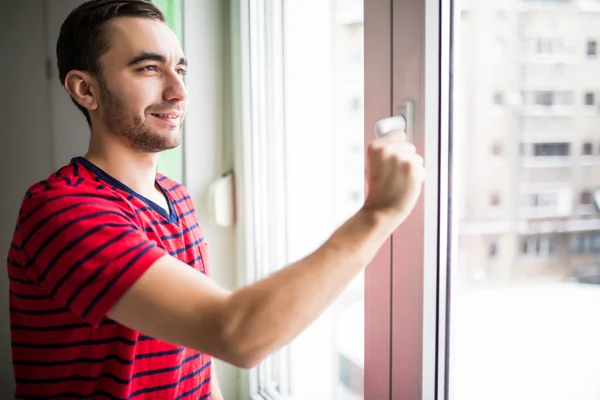 Adam evde sabah oda yenilemek için penceresini açma — Stok fotoğraf