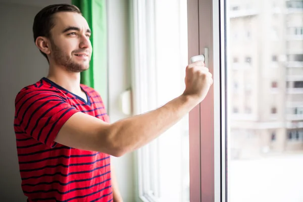 Adam evde sabah oda yenilemek için penceresini açma — Stok fotoğraf