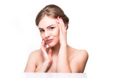 Güzel genç kadın temiz taze cilt ile kendi yüz dokun. Yüz tedavi.