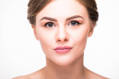 Güzel bir kadın yüzü portre kozmetik sağlıklı kavramı beyaz arka plan