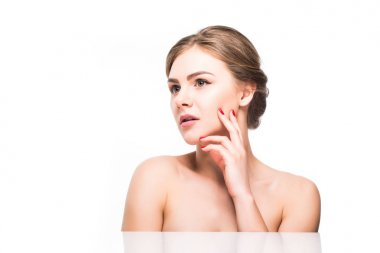 Beyaz arka plan üzerinde güzellik yüz güzel neşeli genç kız ile temiz sağlıklı cilt zevk izole