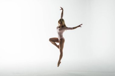 Stüdyo çekim genç atletik kadının modern dans hamle