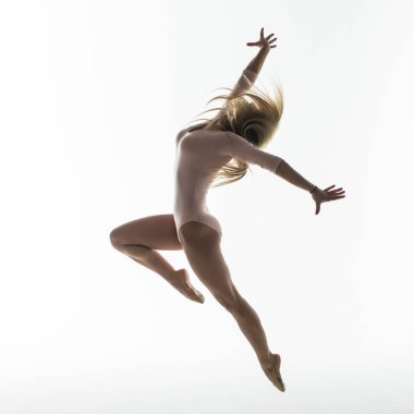 Genç jimnastikçi Studio beyaz arka plan üzerinde ince