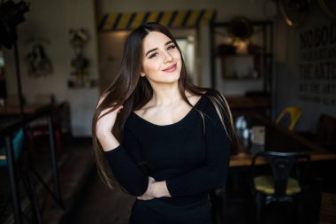 Güzel ve genç birbayan Cafe Shop
