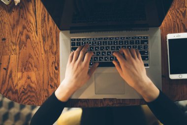 Eller kadın cafede bilgisayar dizüstü bilgisayar kullanmak