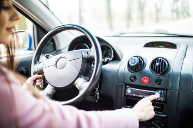 Kadın araba müzik ayarlayın. Araba Pano. Radyo portre. Kadın telsizi ayarlar