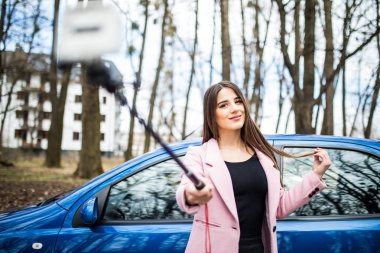 Kadın selfie portre car yakınındaki yapma