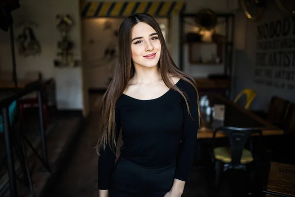 Красива молода жінка в кафе — стокове фото
