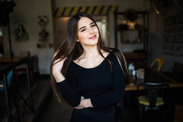 Красива молода жінка в кафе — стокове фото