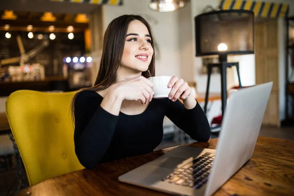 Young beautiful woman drinking coffee at cafe bar. — Stock Photo, Image