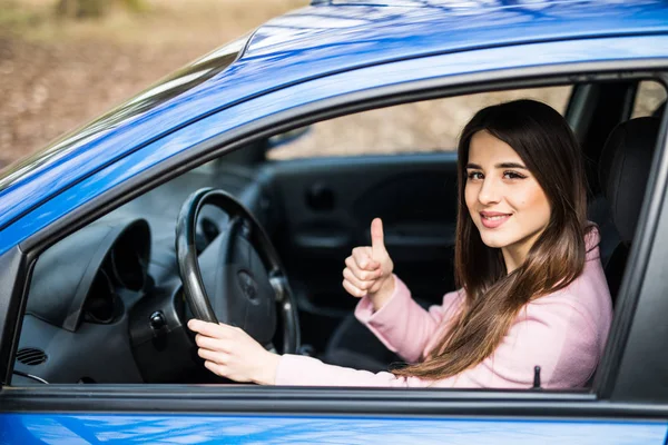 Mujer joven haciendo golpes en el coche. Mujer conducir coche — Foto de Stock