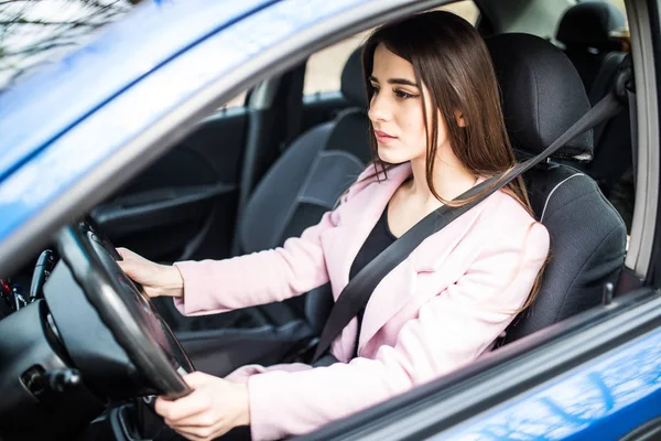 Retrato de mulher jovem com cinto de segurança de fixação conduzir seu carro — Fotografia de Stock