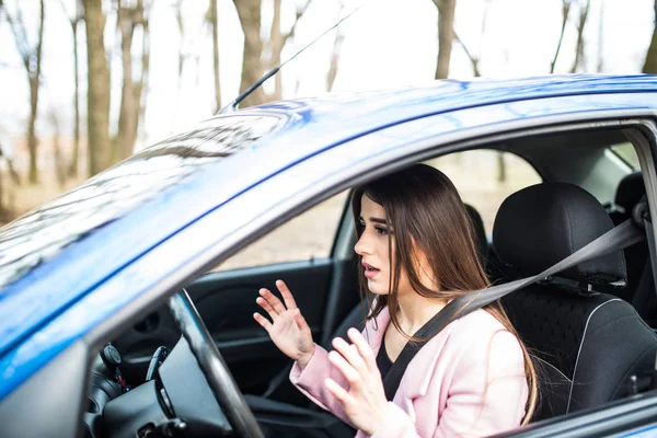 Mulher motorista assustado chocado antes do acidente ou mãos fora da roda — Fotografia de Stock