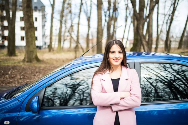 Yeni çapraz el arabasıyla yanında duran genç kadın — Stok fotoğraf