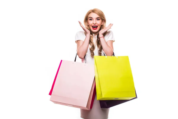 Atraktivní mladá žena s nákupní tašky na bílém — Stock fotografie