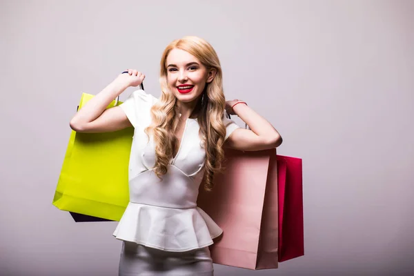 Mulher com sacos de compras no fundo branco — Fotografia de Stock