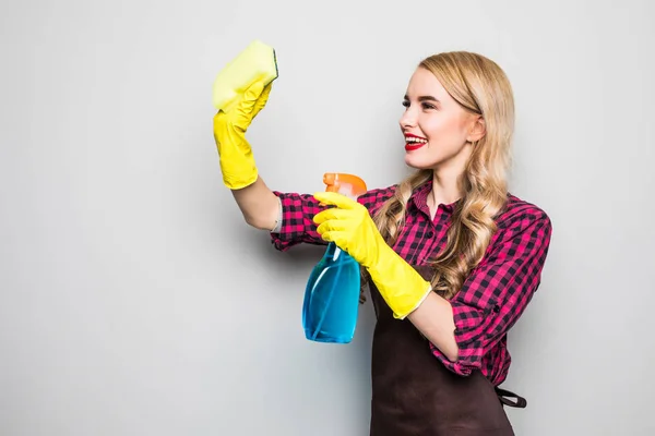 Takarítónő. Nő tisztító mosása és elérése és a nyújtás, tisztító kendő és spray palack. — Stock Fotó