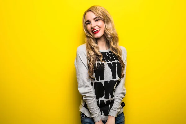 Retrato da bela jovem no fundo amarelo — Fotografia de Stock