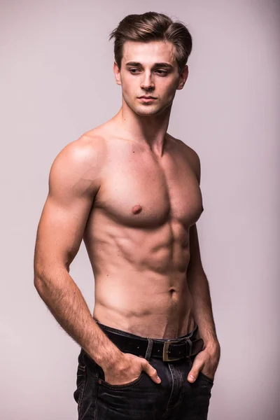 Retrato de tronco muscular nu de homem jovem em cinza — Fotografia de Stock