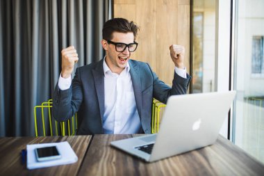 Onun masasında başarı zevk başarılı genç iş adamı. Zafer