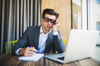 Masada uyuyan overworked yorgun Yöneticisi