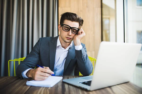 Überlasteter erschöpfter Manager schläft auf Tisch — Stockfoto