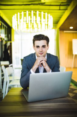 Yakışıklı işadamı ile çalışan dizüstü Office kameraya arıyor.