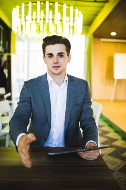 İş adamı Office dijital fotoğraf makinesinde dostu el sıkışma vermek