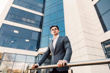 İş Merkezi önünde dışında genç iş adamı.