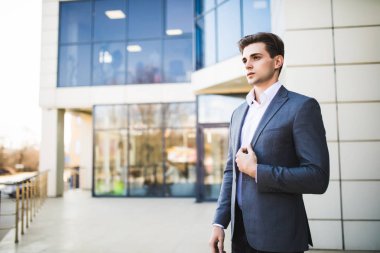 Yakışıklı iş adamı açık havada ofis binası önünde