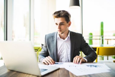 İşadamı laptop ve modern ofis belgeleri ile çalışma
