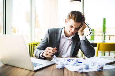 Muhasebeci işadamı bir stres sahip Office belgeleriyle çalışma.