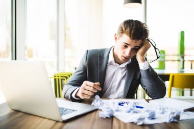 Muhasebeci işadamı bir stres sahip Office belgeleriyle çalışma.