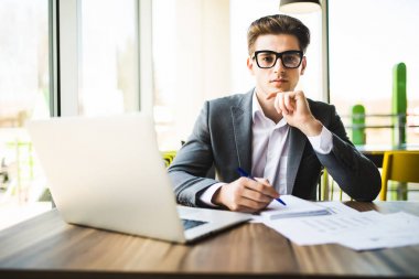 Mutlu adam evden dizüstü bilgisayarda bir office iş yerinde veri girme