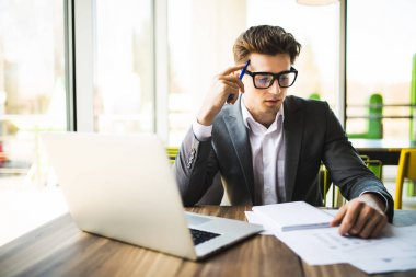 Mutlu adam evden dizüstü bilgisayarda bir office iş yerinde veri girme