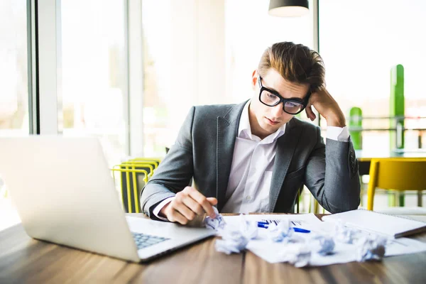 Hombre de negocios con mucho papeleo en la oficina — Foto de Stock