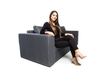 Yan beyaz arka koltukta oturan gülümseyen kadın portresi. Rahat tarzı kapalı ateş.