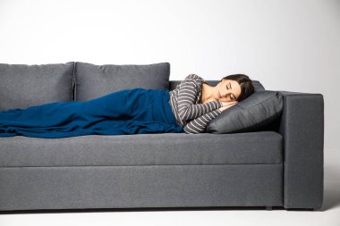 Güzel ve genç birbayan uyku ve beyaz tatlı rüyalar görme.