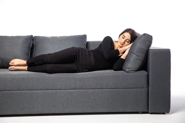 女性の白いソファで枕に頭を休んで — ストック写真