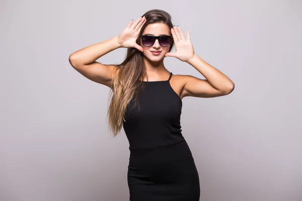 Retrato de moda retrato de joven hermosa mujer en el vestido negro en gris —  Fotos de Stock